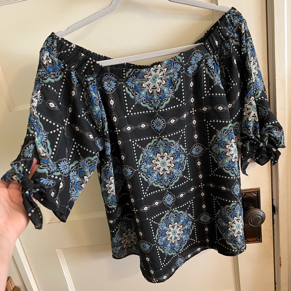 Very pretty, romanticly flowy, off the shoulder top.